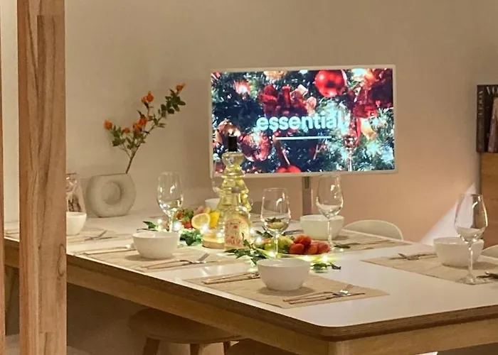 Sans Stay, Free Wine, Projector, 3min Station