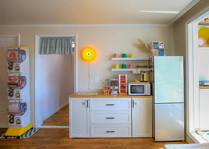 Sans Stay, Free Wine, Projector, 3min Station
